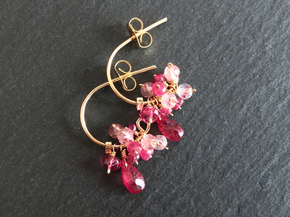 K14GF Extremely small Ruby gradation earrings 第2張的照片