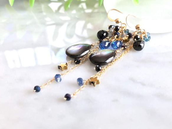 K14GF Black shell and kyanite long earrings 第3張的照片