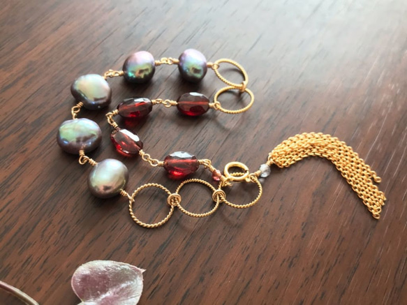 K14GF Gray baroque pearl and garnet bracelet 第2張的照片