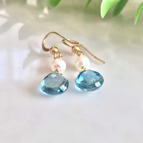 14kgf ロンドンブルートパーズとホワイトパール ピアス/イヤリング Petit ピアス（フック・チェーン） ハニーサックルストロベリー  通販｜Creema(クリーマ) 8853249