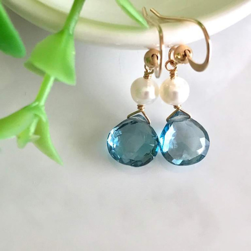 【18％OFF】 14kgf ロンドンブルートパーズとホワイトパール ピアス ピアス