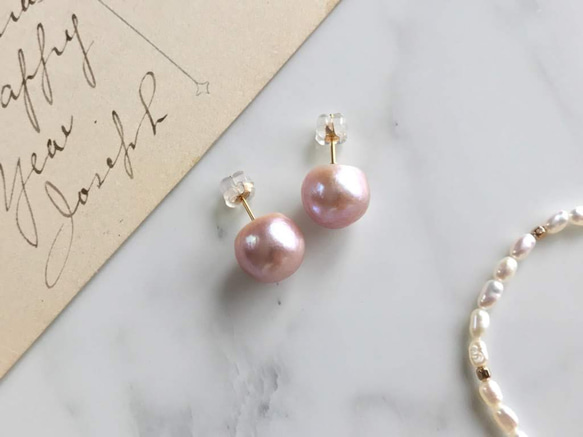 K14GF Lavender Pearl Stud Earrings 第1張的照片