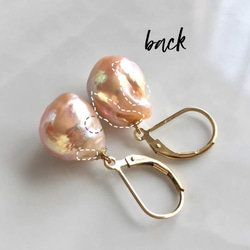 K14GF Peach Edison Baroque Pearl Dangle Earrings 第2張的照片