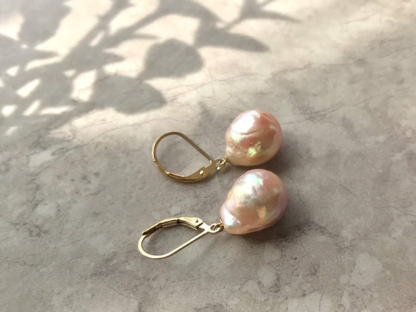 K14GF Peach Edison Baroque Pearl Dangle Earrings 第3張的照片