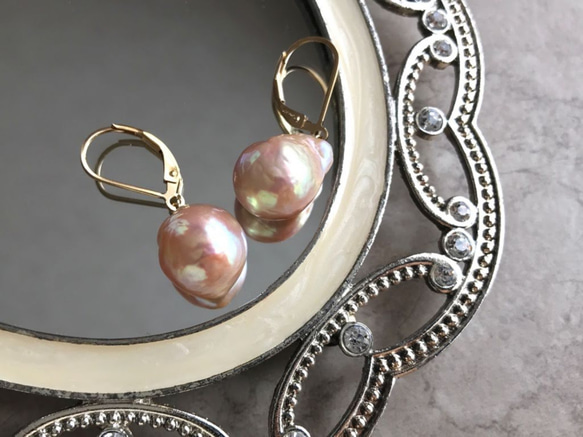 K14GF Peach Edison Baroque Pearl Dangle Earrings 第8張的照片