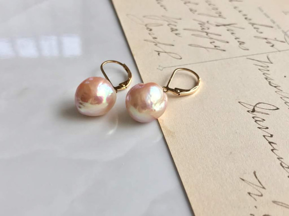 K14GF Peach Edison Baroque Pearl Dangle Earrings 第9張的照片