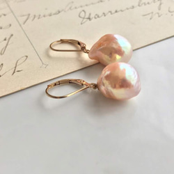 K14GF Peach Edison Baroque Pearl Dangle Earrings 第10張的照片