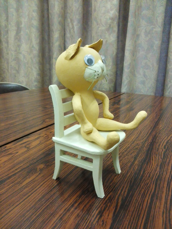 椅子に座った猫ちゃん(ひょうたん細工) 3枚目の画像