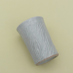 灰釉切り込み紋様のカップ 2枚目の画像