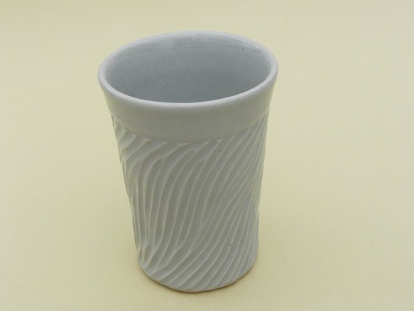 灰釉切り込み紋様のカップ 4枚目の画像