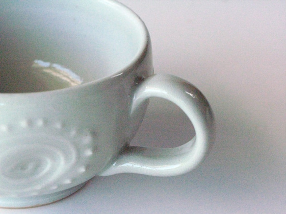 白い磁土のカップ 5枚目の画像