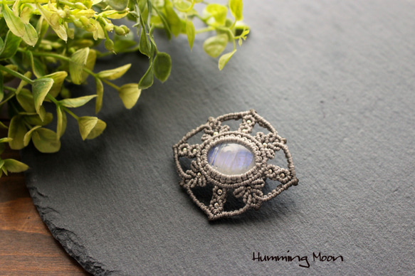 ムーンストーンのマクラメブローチ ブローチ Humming Moon 通販