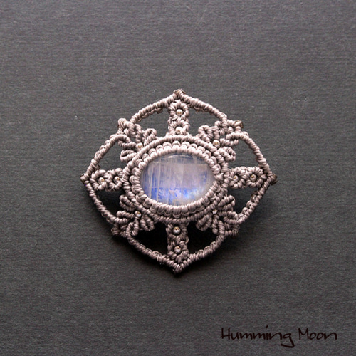 ムーンストーンのマクラメブローチ ブローチ Humming Moon 通販