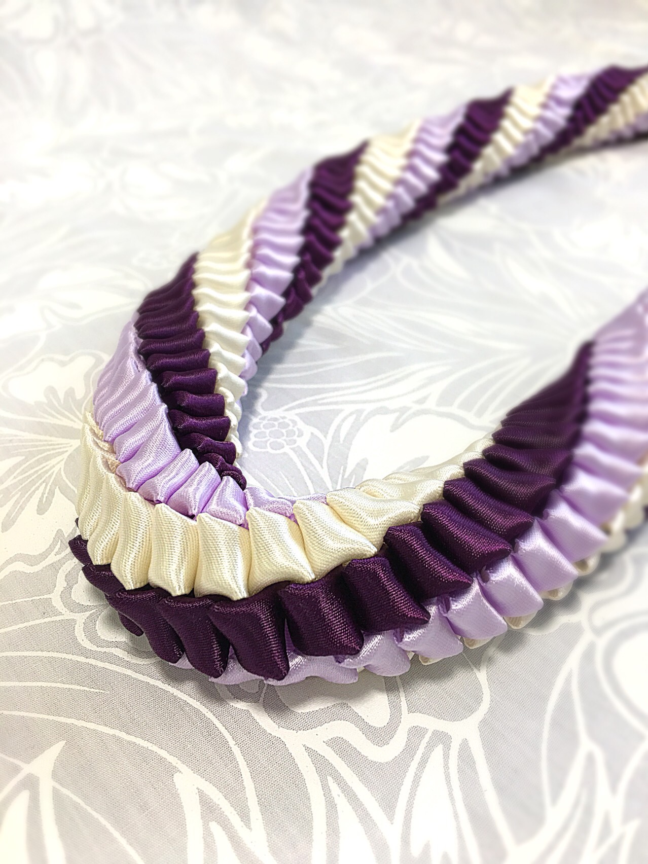 3色のリボンで作ったハワイアンリボンレイ【レフアペパ】サテンリボン