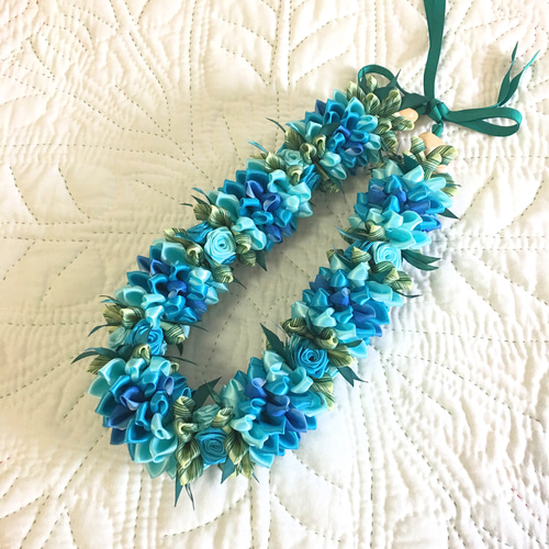 リボンで出来ているハワイアンリボンレイ【ターコイズ＆アクアブルーの