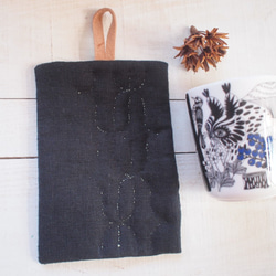 アイヌ刺繍の鍋つかみ/鍋しき　リネンのブラックに抹茶ラテ糸で 3枚目の画像