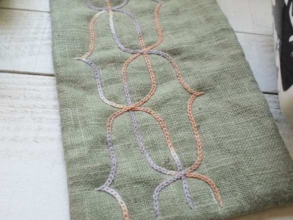 アイヌ刺繍の鍋つかみ　リネンのモスグリーンにベンガラ染めの糸で 2枚目の画像