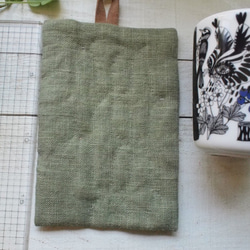 アイヌ刺繍の鍋つかみ　リネンのモスグリーンにベンガラ染めの糸で 3枚目の画像