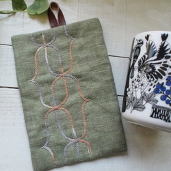 アイヌ刺繍の鍋つかみ　リネンのモスグリーンにベンガラ染めの糸で 5枚目の画像