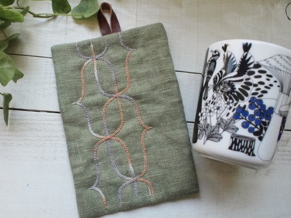 アイヌ刺繍の鍋つかみ　リネンのモスグリーンにベンガラ染めの糸で 5枚目の画像