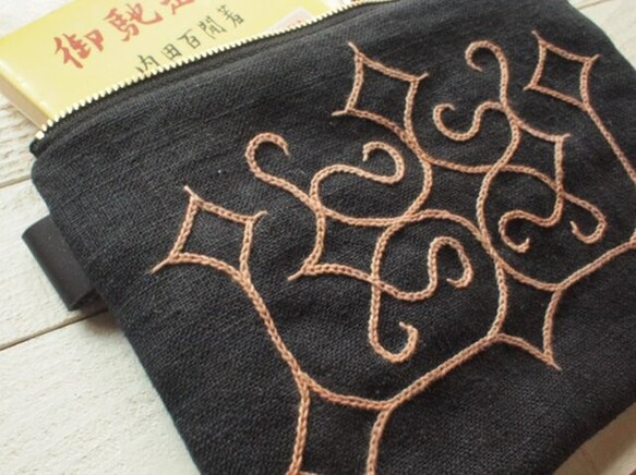 アイヌ文様 両面刺繍 厚地黒リネンに柿渋ムラ染め糸で ポーチ ポーチ