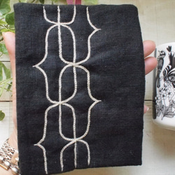 アイヌ刺繍の鍋つかみ　リネンにスクルミ染め糸で 4枚目の画像