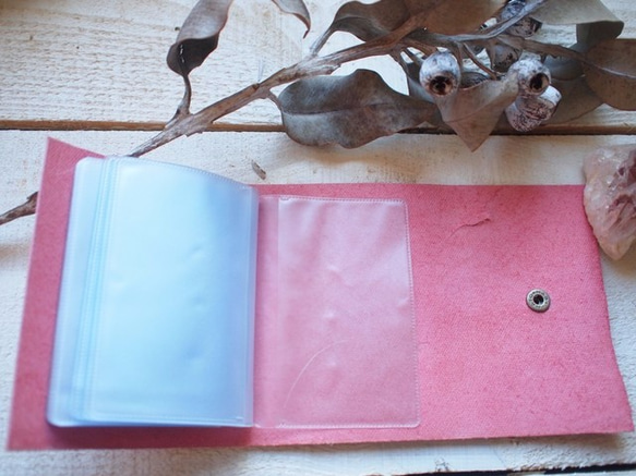 本革　元気なピンクのカードケース　自然な切り口 4枚目の画像