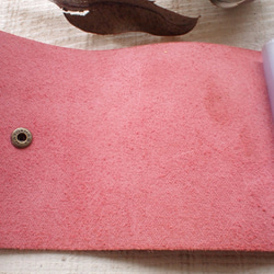 本革　元気なピンクのカードケース　自然な切り口 3枚目の画像