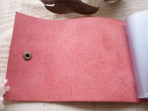本革　元気なピンクのカードケース　自然な切り口 3枚目の画像