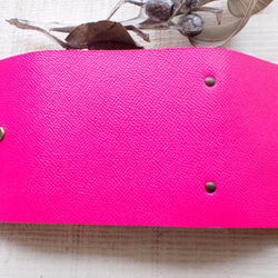 本革　元気なピンクのカードケース　自然な切り口 4枚目の画像