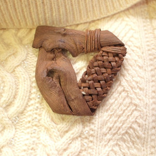 山ぶどうのブローチ・ネックレスにも 洞爺湖の恵み ヤマブドウ