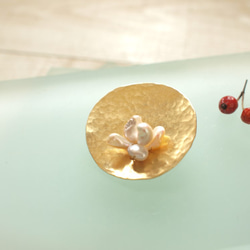 真鍮とパールのお花　真珠・真鍮４㎝　 1枚目の画像