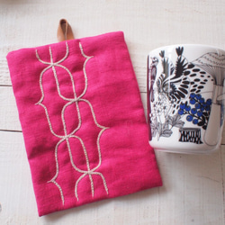 アイヌ刺繍の鍋つかみ　リネンの鮮やかピンクに草木染ホップで 1枚目の画像