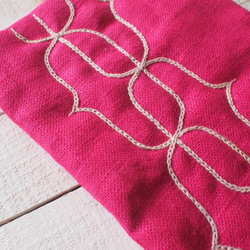 アイヌ刺繍の鍋つかみ　リネンの鮮やかピンクに草木染ホップで 2枚目の画像
