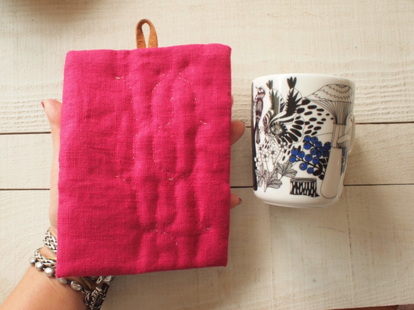 アイヌ刺繍の鍋つかみ　リネンの鮮やかピンクに草木染ホップで 3枚目の画像