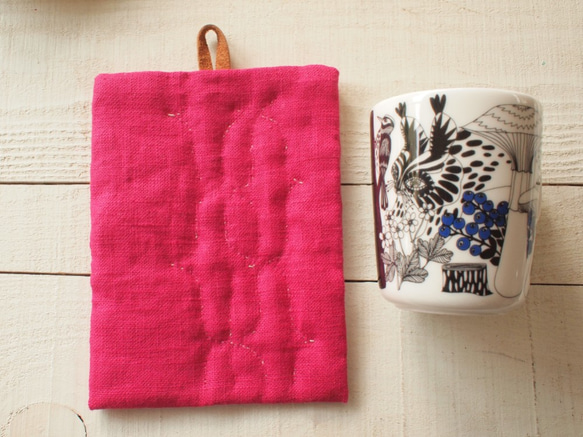 アイヌ刺繍の鍋つかみ　リネンの鮮やかピンクに草木染ホップで 4枚目の画像