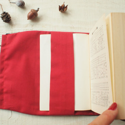 しゃりしゃり紬のブックカバー　濃い焦げ茶ベースに赤格子　 2枚目の画像