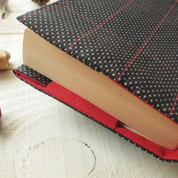 しゃりしゃり紬のブックカバー　濃い焦げ茶ベースに赤格子　 4枚目の画像
