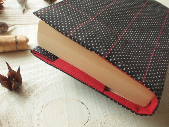しゃりしゃり紬のブックカバー　濃い焦げ茶ベースに赤格子　 4枚目の画像