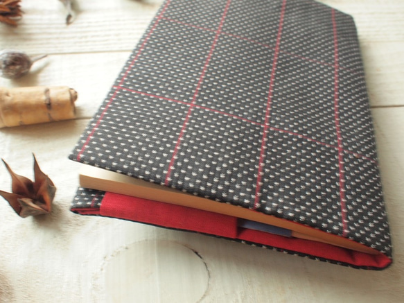 しゃりしゃり紬のブックカバー　濃い焦げ茶ベースに赤格子　 6枚目の画像