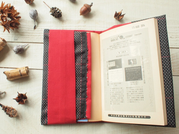しゃりしゃり紬のブックカバー　濃い焦げ茶ベースに赤格子　 8枚目の画像