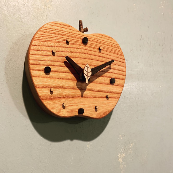 掛けても置いても‥…『りんご時計』 3枚目の画像