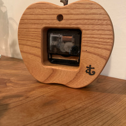 掛けても置いても‥…『りんご時計』 5枚目の画像