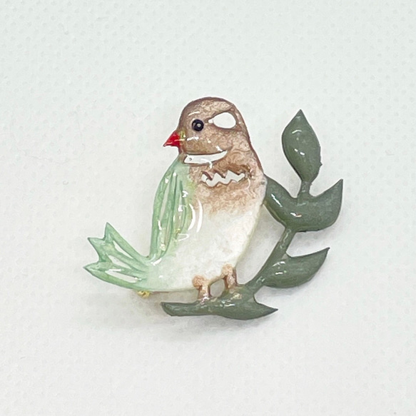 小鳥と葉っぱの切り絵ブローチ 1枚目の画像