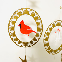 赤い鳥(カーディナル)とキャンドルのモビール 2枚目の画像