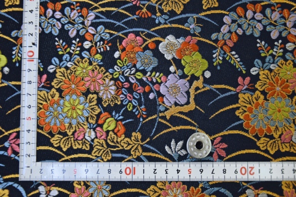 金色織錦 露草和花朵海軍藍色 ☆ 織物寬度約 33 厘米 x 長度 50 厘米 ☆ 可連續切割 (6452-2N2) 第2張的照片
