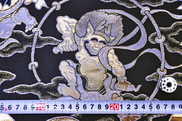 金襴 風神雷神 黒(金箔×銀糸) ☆生地幅約33cm×長さ50cm☆ 連続カット可 4枚目の画像