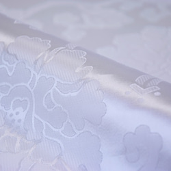 Donsu 布料，大牡丹和寶藏蔓藤花紋，白色 (17-002) 第1張的照片