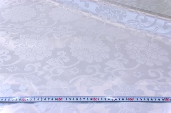 Donsu 布料，大牡丹和寶藏蔓藤花紋，白色 (17-002) 第4張的照片