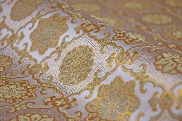金色錦緞布料，鑽石背景花朵圖案☆布料寬度約33公分x長度50公分☆可連續切割（4962B-2W1） 第1張的照片